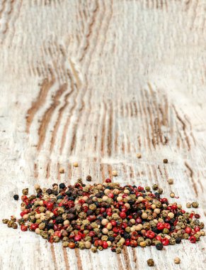 Köy zeminiyle çevrili karabiberler