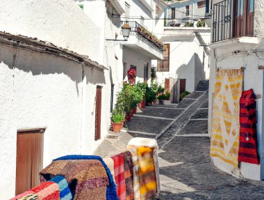 Granada 'da Pampaneira şehrinde bir sokak.