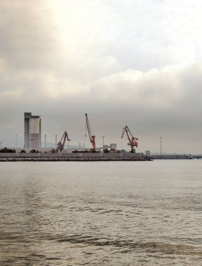 Algeciras Körfezi 'ndeki sanayi fabrikaları