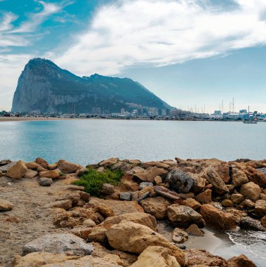 Okyanustan gelen Cebelitarık Kayası