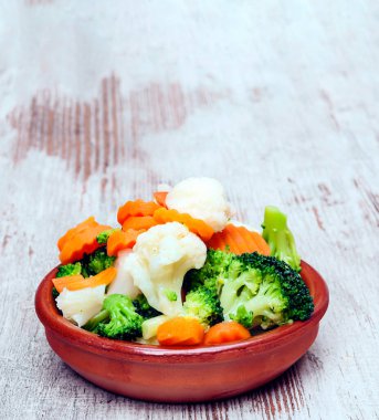 Sebzeler, çevrili bir tabakta servis edilir.