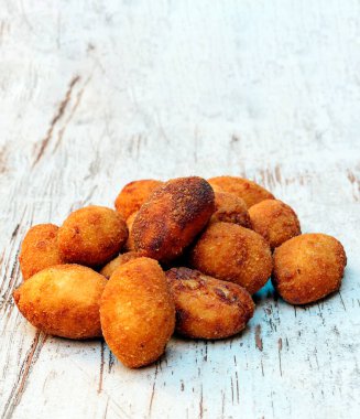 Kırsal arkaplanla çevrili kroketler