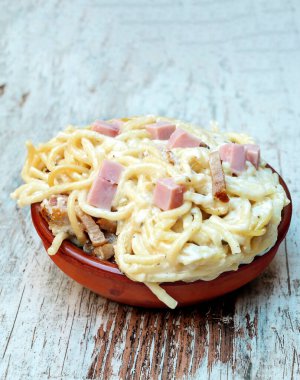 Köy geçmişiyle çevrili spagetti a la carbonara