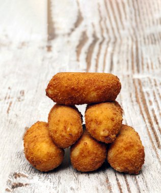 Kırsal arkaplanla çevrili kroketler