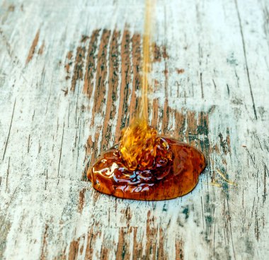 Bal kırsal arka planla çevrili