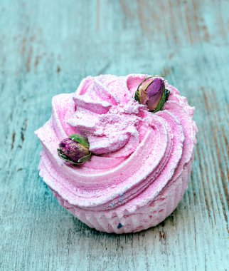 Kekler kırsal arkaplanla çevrili