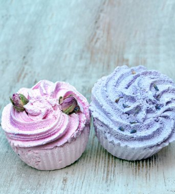 Kekler kırsal arkaplanla çevrili