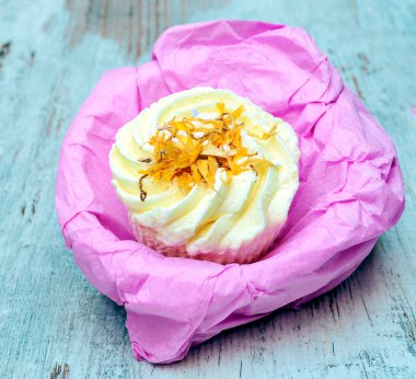 Kekler kırsal arkaplanla çevrili