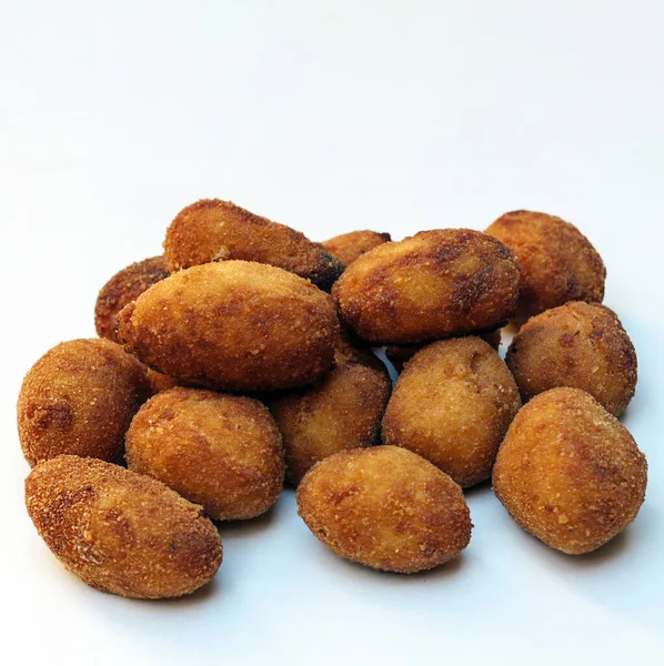 Croquetas Rodeadas Fondo Blanco —  Fotos de Stock