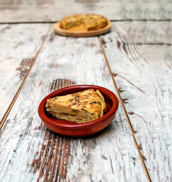 Spanische Tortilla Umgeben Von Rustikalem Hintergrund — Stockfoto