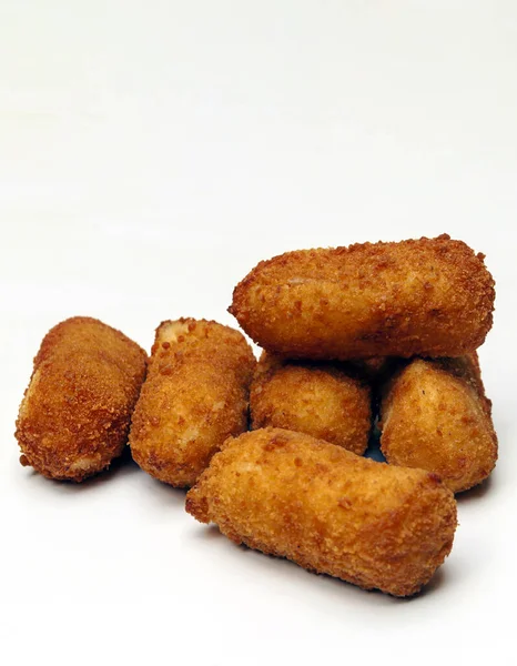 Croquetes Cercados Por Fundo Branco — Fotografia de Stock