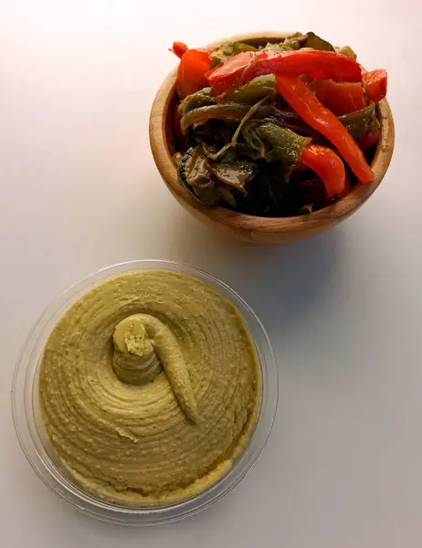 Hummus Avocat Entouré Fond Blanc Avec Des Légumes — Photo