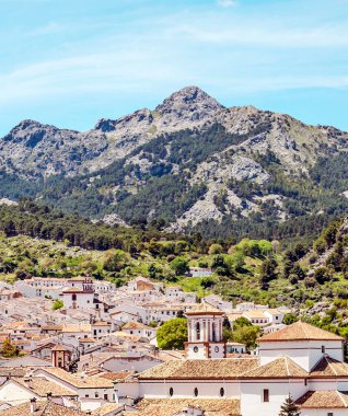 Grazalema 'nın beyaz evleri İspanya' da dağlarla çevrili.