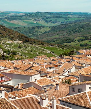 Grazalema 'nın beyaz evleri İspanya' da dağlarla çevrili.