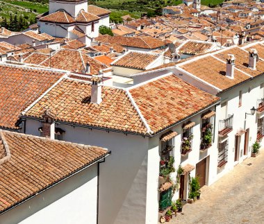 Grazalema 'nın beyaz evleri İspanya' da dağlarla çevrili.