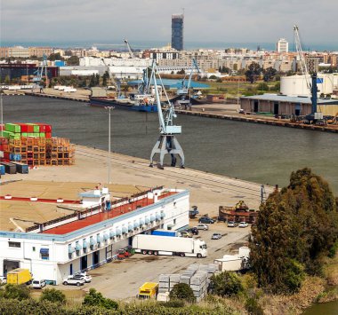 İspanya 'da Guadalquivir nehri kıyısındaki Seville Limanı.