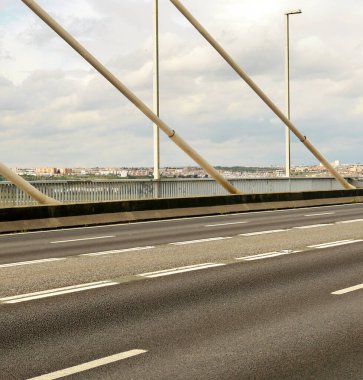 Sevilla 'daki Guadalquivir nehri üzerindeki demir köprü.