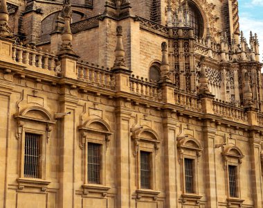 Giralda 'nın pencereleri Sevilla' da bulutlu bir gökyüzünün altında