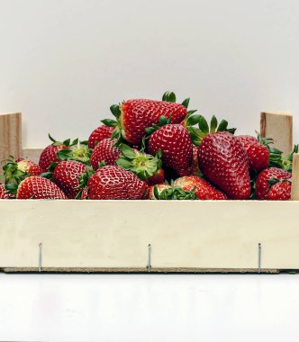 Beyaz arka planla çevrili çilekler