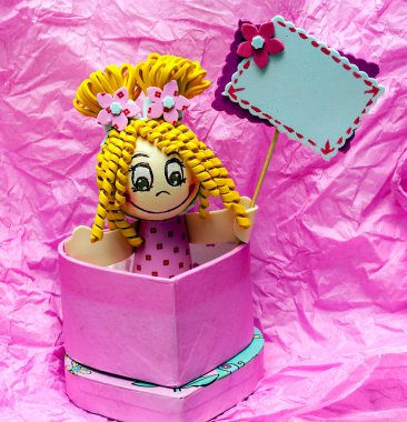 Pembe arka planla çevrili bebekler