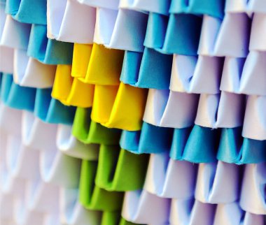 Kağıt parçalarından yapılmış kuğu.