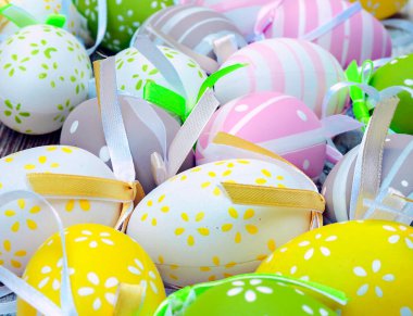 Paskalya yumurtaları kırsal arka planla çevrili