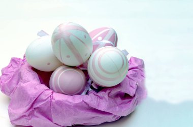 Beyaz arka planla çevrili Paskalya yumurtaları