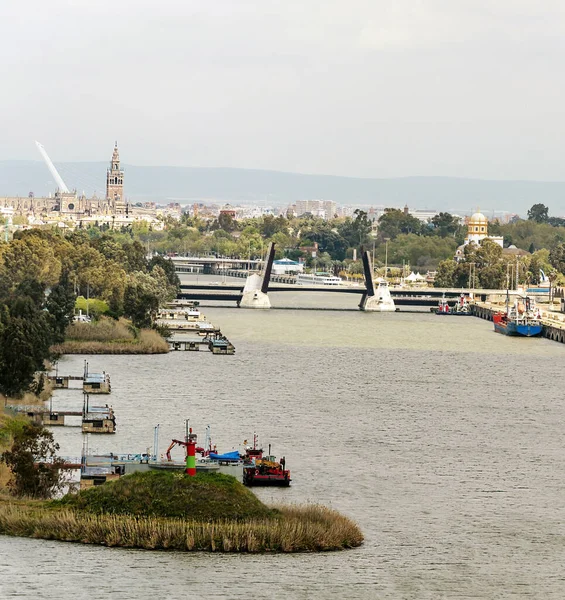 Puerto Sevilla Sobre Río Guadalquivir España —  Fotos de Stock