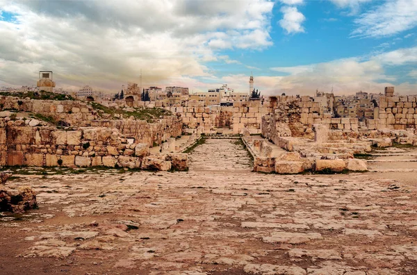 Bulutlu Bir Günde Ürdün Başkentinde Bulunan Amman Roma Arkeolojik Kalıntıları — Stok fotoğraf
