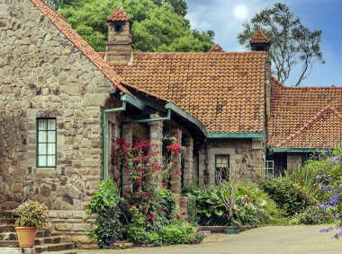 Kenya pansiyonunda bulutlu bir günde bahçeli evler