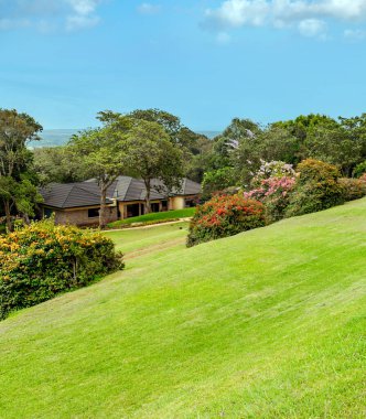 Bulutlu bir günde Kenya tatil beldesindeki bahçeler