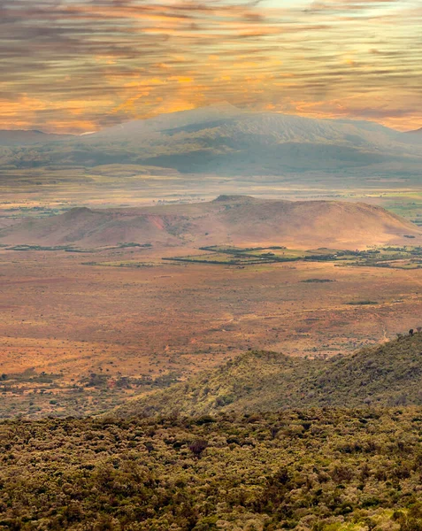 Vale Quênia Com Montanhas Fundo Abaixo Dramático Céu Por Sol — Fotografia de Stock