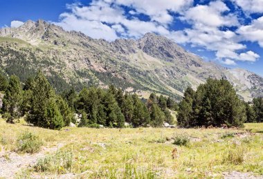 İspanya 'nın Benasque vadisindeki Pireneler Dağları bulutlu güneşli bir günde