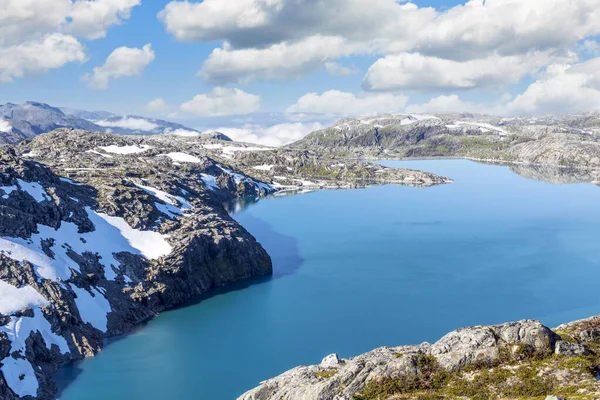 Гори Півдні Норвегії Озером Снігом Сонячний День Хмарами — стокове фото