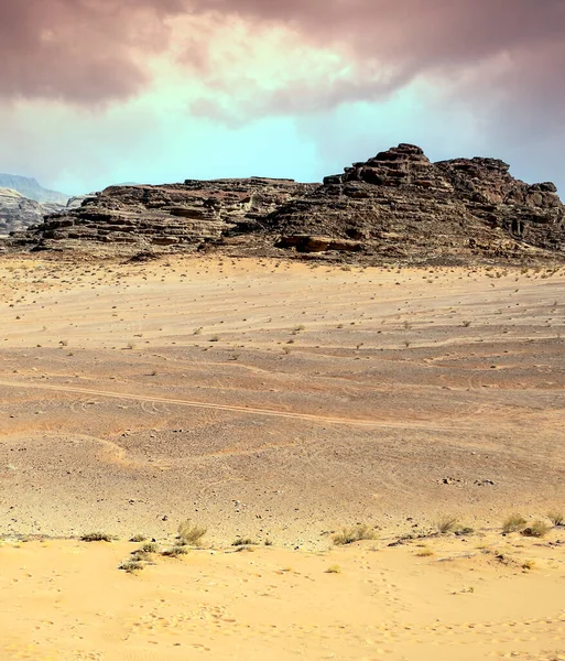 Pustynia Wadi Rum Jordanii Chmurowym Krajobrazem Niebie — Zdjęcie stockowe