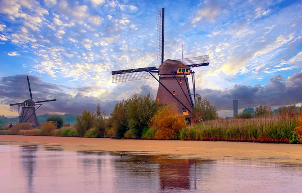 Mills Bulutlu Bir Günde Hollanda Kinderdijk — Stok fotoğraf