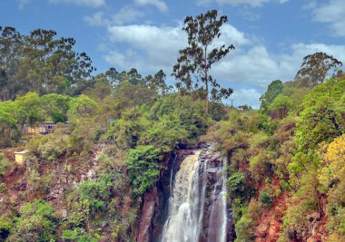 Kenya Victoria Gölü 'ndeki şelale bulutlu bir günde