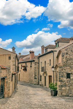 Pedraza, Madrid 'in kuzeyinde bulunan bir İspanyol kasabasıdır. Ortaçağ binalarıyla ünlüdür..