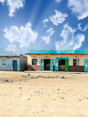 Güneşli bir günde fakir Kenya köyü. Afrika 'nın manzarası.