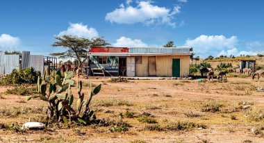 Kenya köyü fakir evlerle dolu bulutlu bir günde