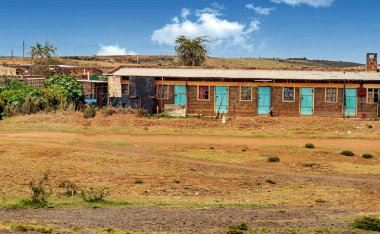 Güneşli bir günde fakir Kenya köyü. Afrika 'nın manzarası.