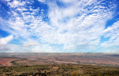 Kenya vadisi, gökyüzünde bulutlar, arka planında dağlar...