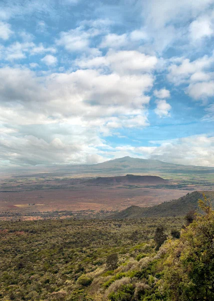 肯尼亚的山谷 天空有云 背景有山 — 图库照片