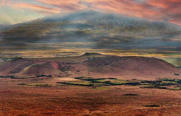 背景に空と山の雲を持つケニアの谷 — ストック写真