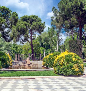 Madrid 'deki Parque del Etiro güneşli bir günde İspanya' nın başkenti