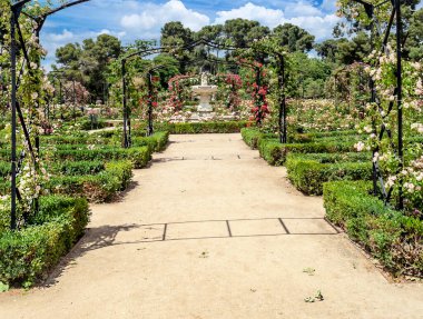 Madrid 'deki Parque del Etiro güneşli bir günde İspanya' nın başkenti