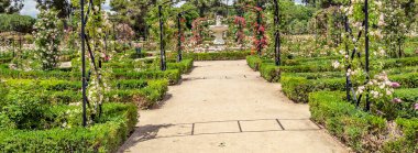 Madrid 'deki Parque del Etiro güneşli bir günde İspanya' nın başkenti