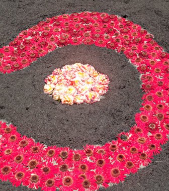 Fonda çiçekler olan resmi bahçe.