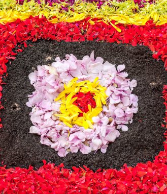 Fonda çiçekler olan resmi bahçe.