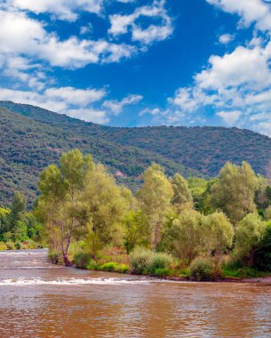 Pirenelerdeki göl, doğa ile çevrili dağlardır.